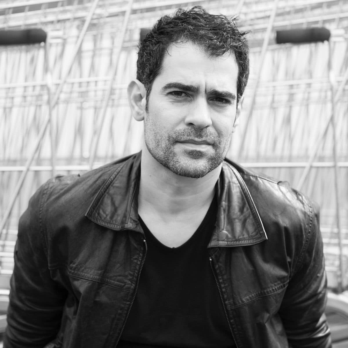 Portrait en noir et blanc de Jean-Baptiste Ayoub, fondateur de La Casa Studio, en blouson de cuir