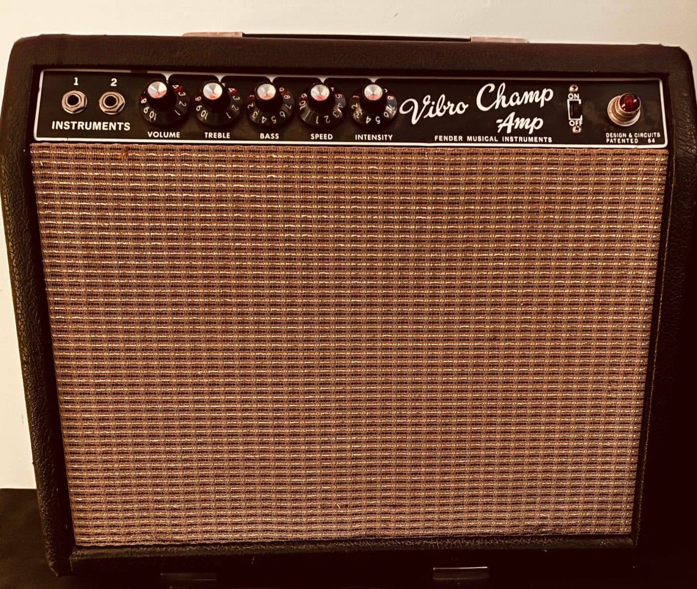 Ampli guitare Fender Vibro Champ, face avant avec ses réglages de volume, tonalité et vibrato