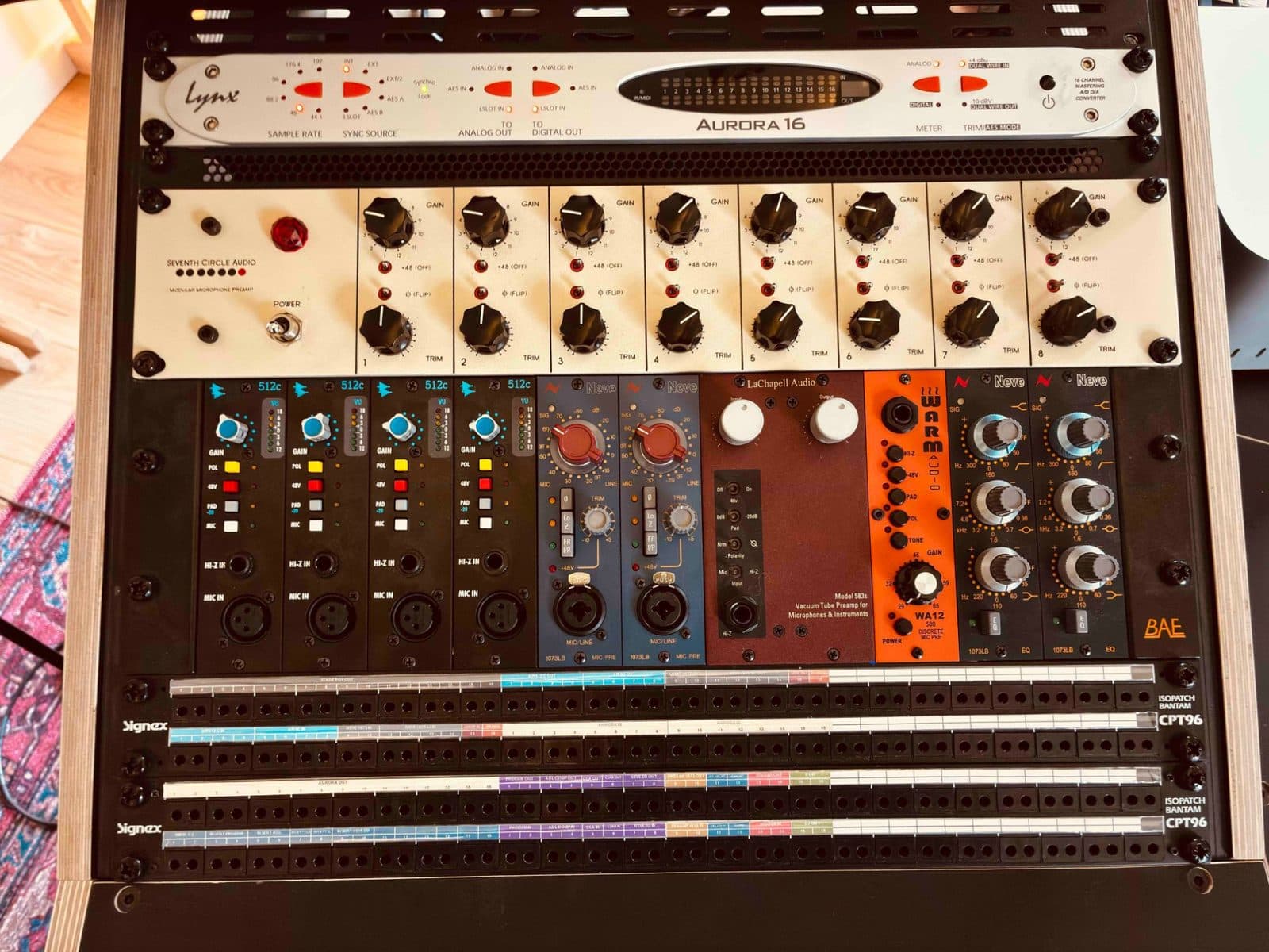 Rack de préamplis micro Neve, API, LaChapell Audio, Warm Audio et Seventh Circle Audio, au-dessus du convertisseur Lynx Aurora 16 et des patchbays Signex