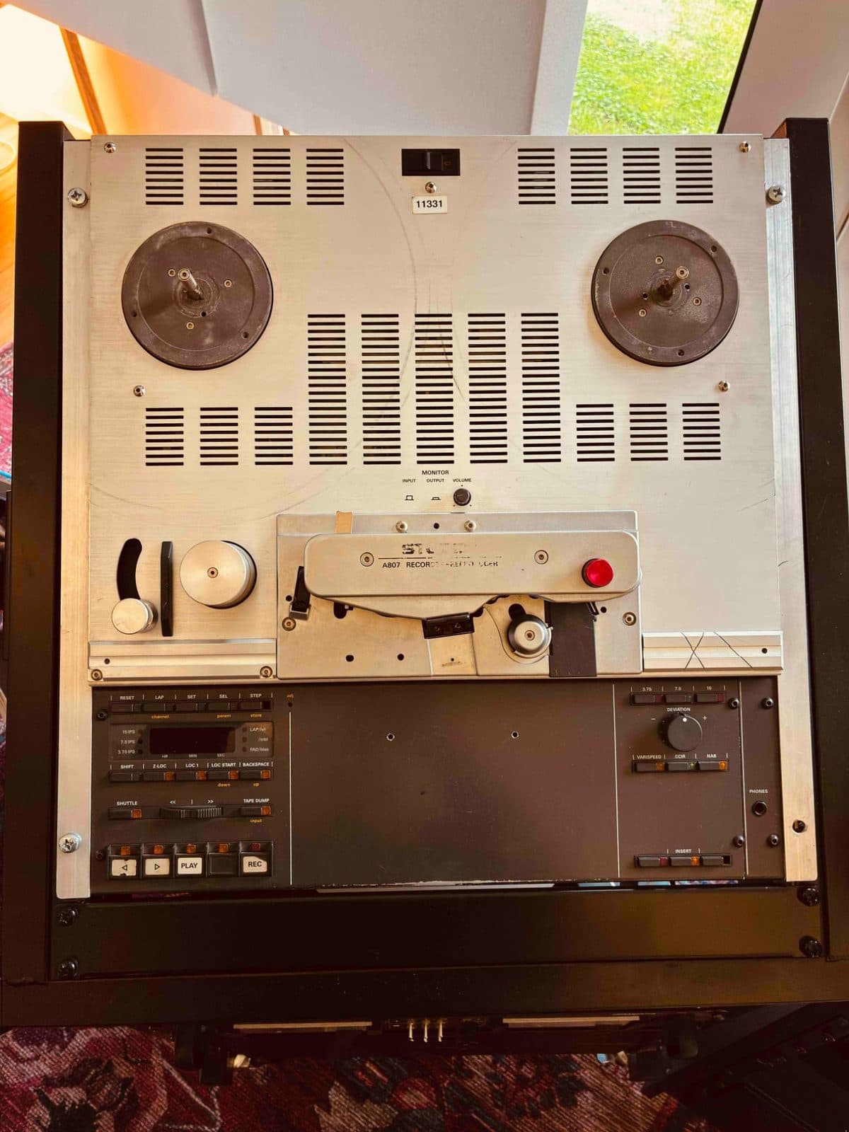 Magnétophone à bandes Studer A807 vu de dessus, avec ses deux bobines et son panneau de commandes